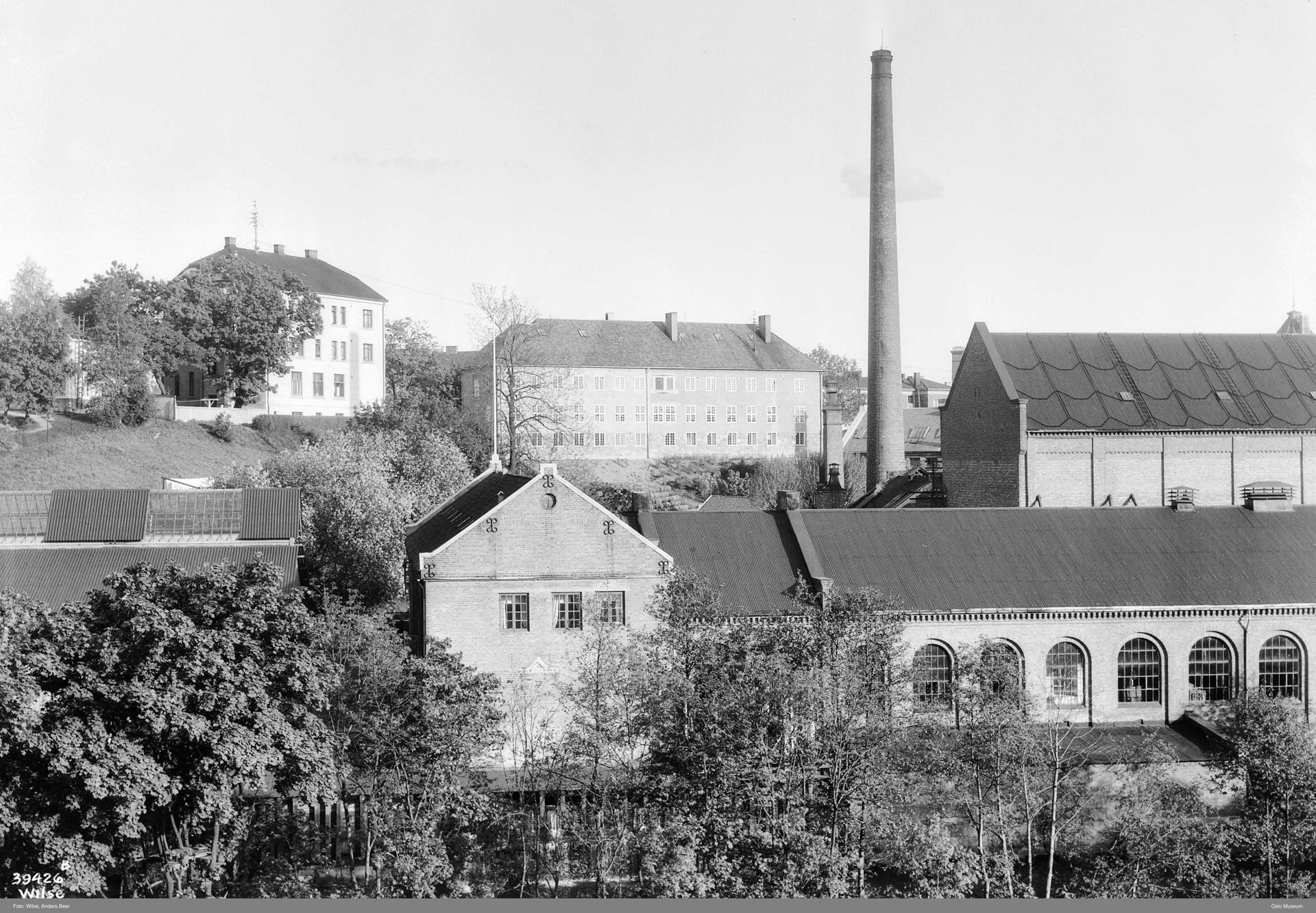 Sorthvitt-bilde av gamle fabrikkbygninger