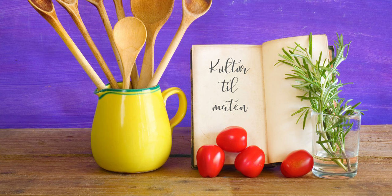 Gul krukke med tresleiver, åpen bok med teksten Kultur til maten, røde tomater og urter i et glass.