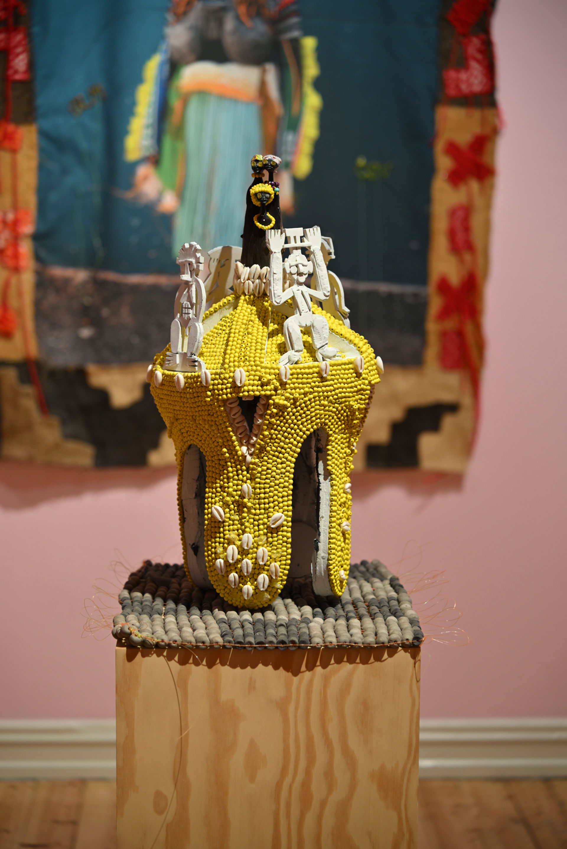 Krone laget av gule perler på et monter