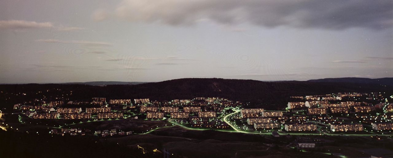 Panorama av boligbebyggelse i kveldslys