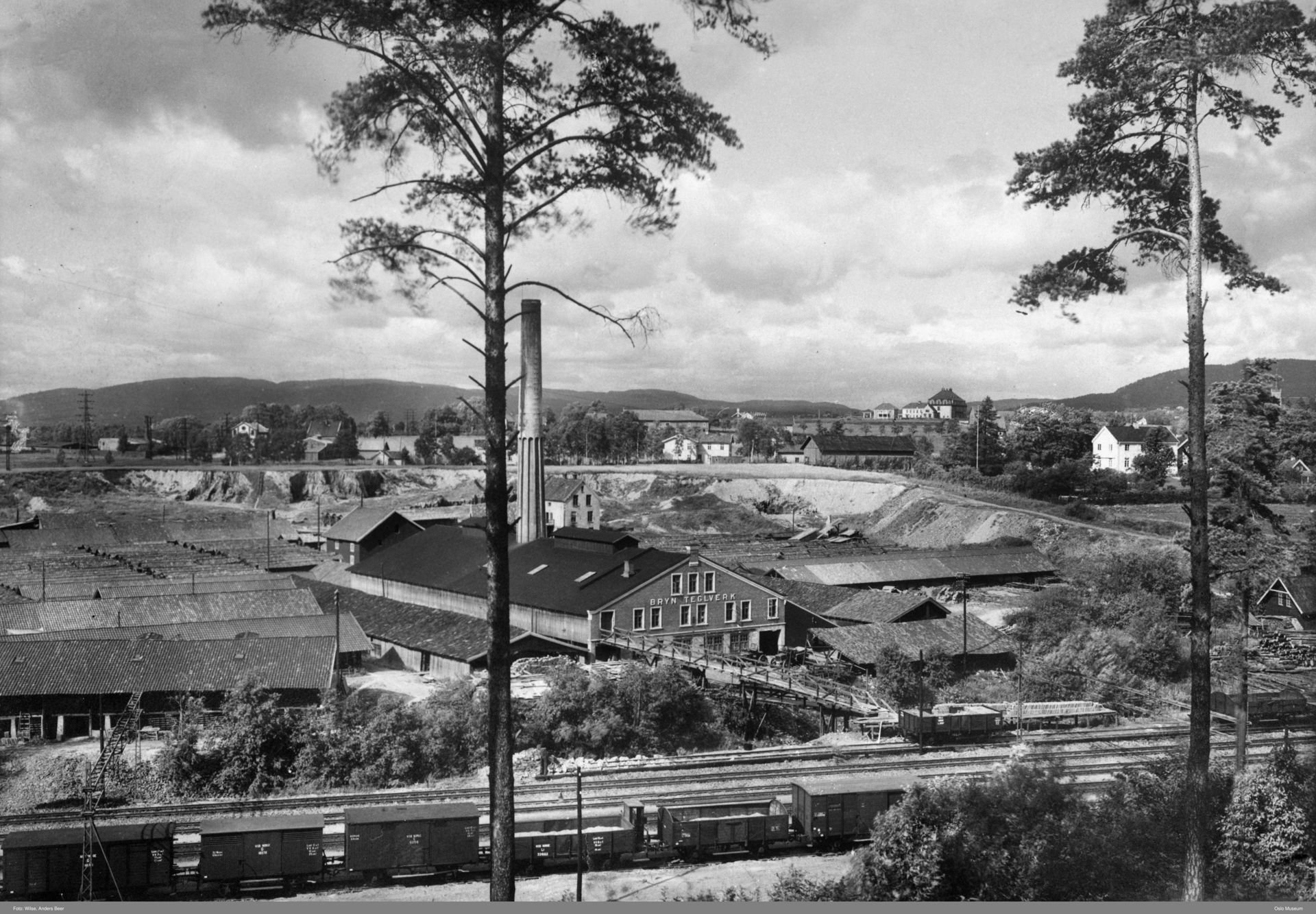 Fabrikkbygning i landskap