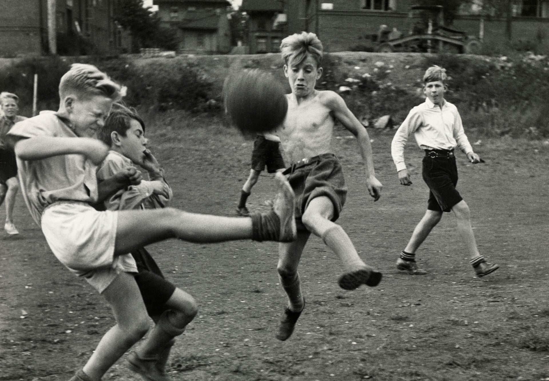 Gutter som sparker fotball