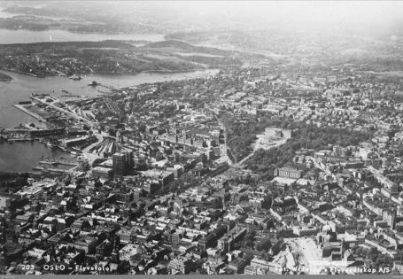 Svart-hvitt flyfoto av Oslo