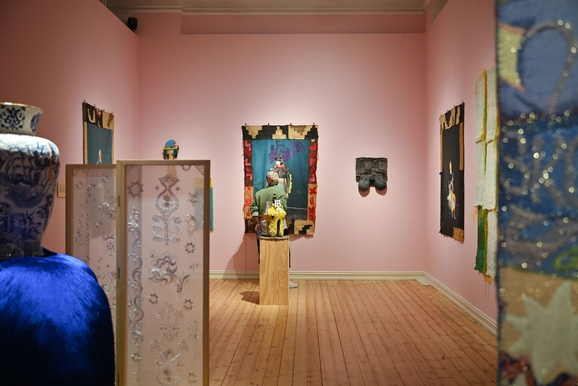 Kunstverk på rosa vegg, tekstiler, perlearbeid, vase